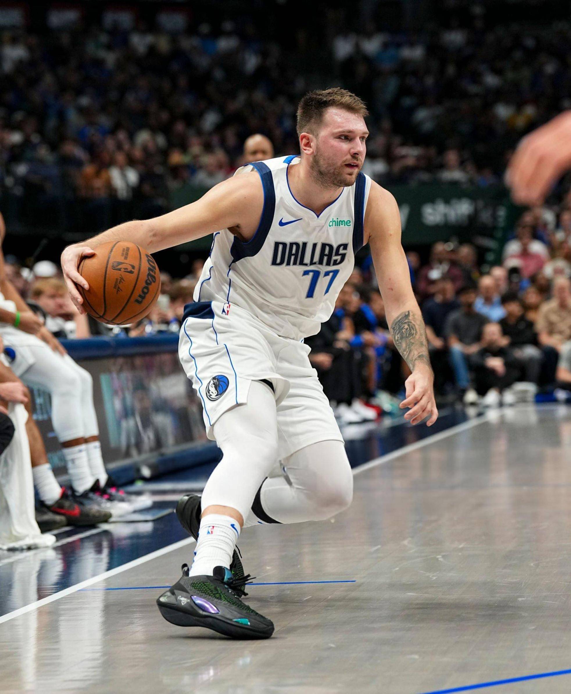 步行者鏖战青岛队，东契奇高光表现