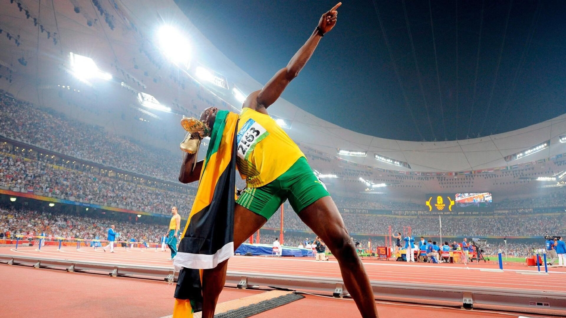 篮球跨界对决,深圳队强势晋级掀翻老鹰,文班亚马赛后评分拉满引全球瞩目