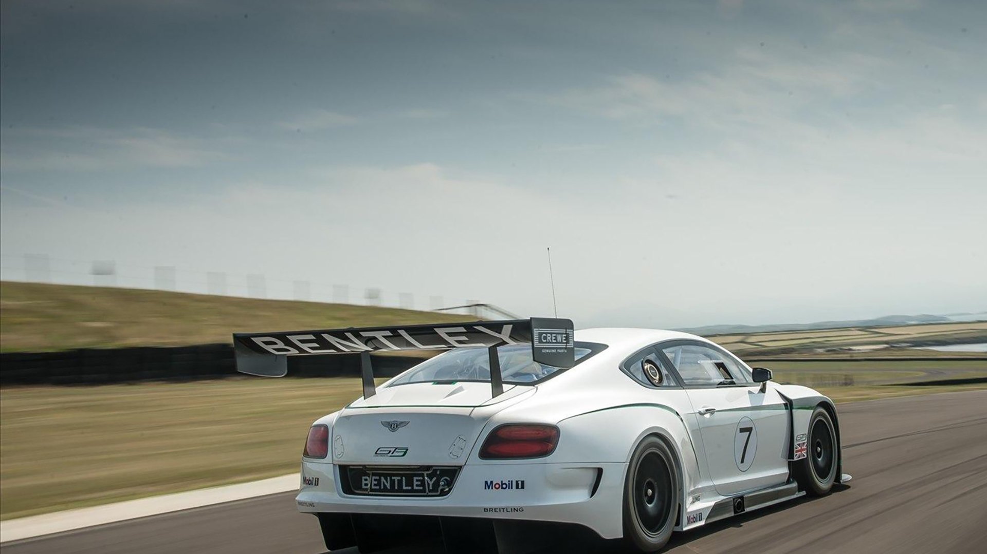 欧冠英雄主义双城记，维尼修斯爆发，比利亚雷亚尔沉默征服圣西罗